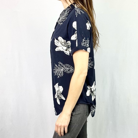 LULAROE |💙🌺 Navy Blue & White Hawaiian Floral Print Burton-Up Short-Sleeved Top - Picture 5 of 10